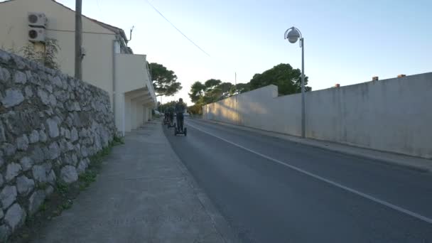 Segways Και Αυτοκίνητα Ένα Δρόμο — Αρχείο Βίντεο