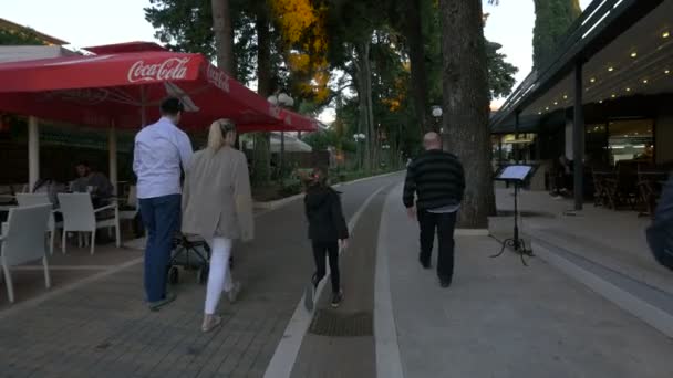 Gente Caminando Por Restaurantes Una Calle — Vídeo de stock