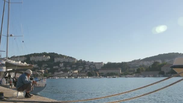 Vieil Homme Pêchant Dans Port — Video