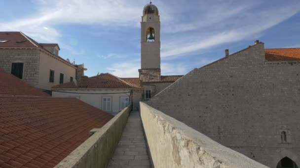 Gasse Auf Der Stadtmauer Und Dem Uhrturm — Stockvideo