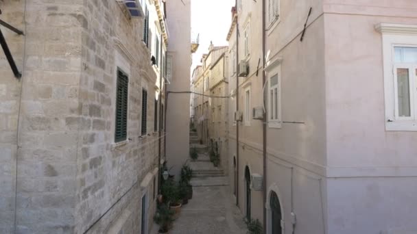 Calle Estrecha Con Escaleras Edificios — Vídeo de stock