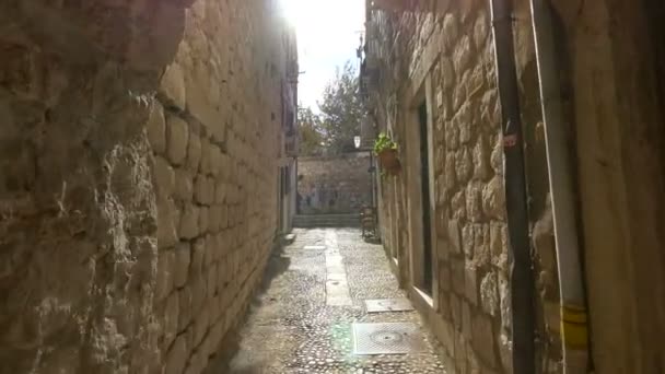 Kemer Taş Duvarlı Dar Bir Sokak — Stok video