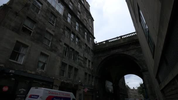 Ponte Conexão Edifícios Uma Rua — Vídeo de Stock