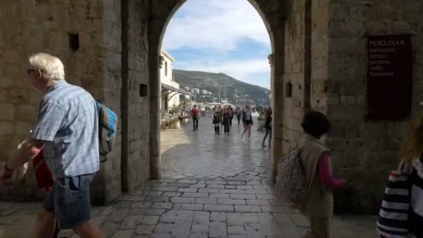 Gente Una Calle Con Pavimento Piedra — Vídeo de stock