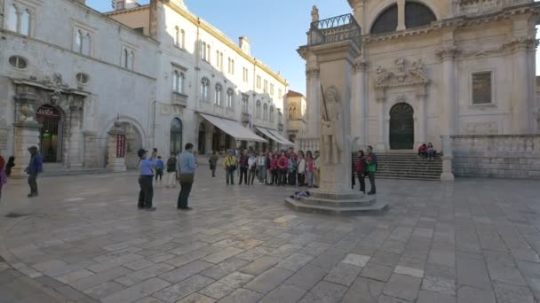 游客在教堂前拍照 — 图库视频影像
