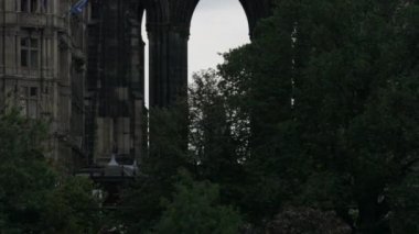 Edinburgh 'daki Scott Anıtı' nın önünde eğil.