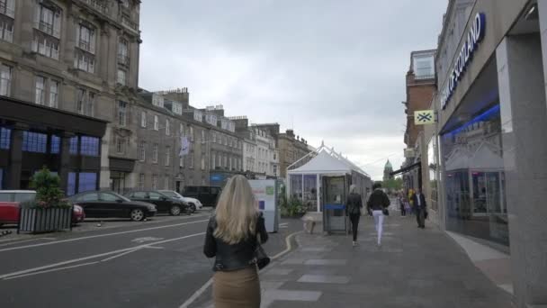 Paseo Lateral Una Calle Escocesa — Vídeo de stock