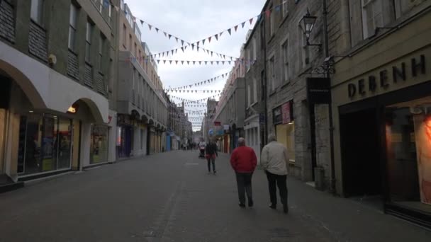 Süslü Bayraklı Yaya Caddesi — Stok video