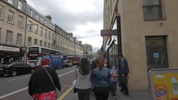 Люди Ходят Оживленному Тротуару — стоковое видео