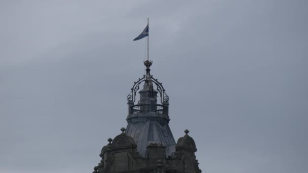 Skót Zászló Lengett Egy Épület Tetején — Stock videók
