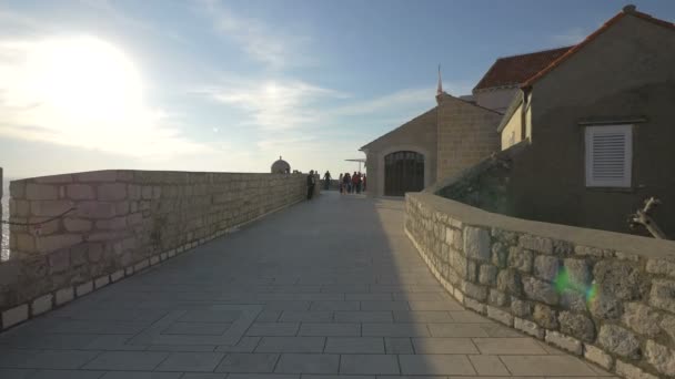 Menschen Auf Den Stadtmauern Dubrovnik — Stockvideo