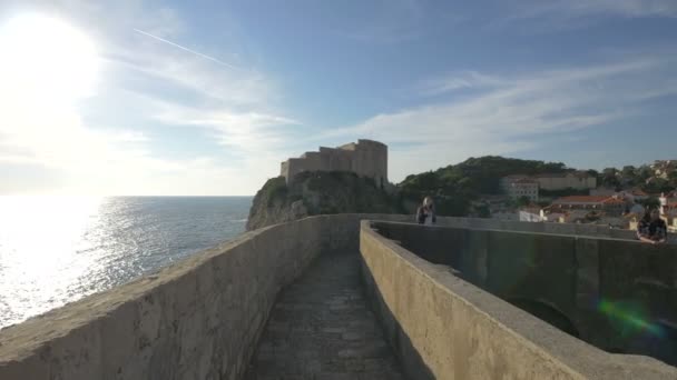 Persone Sul Muro Della Città Dubrovnik — Video Stock
