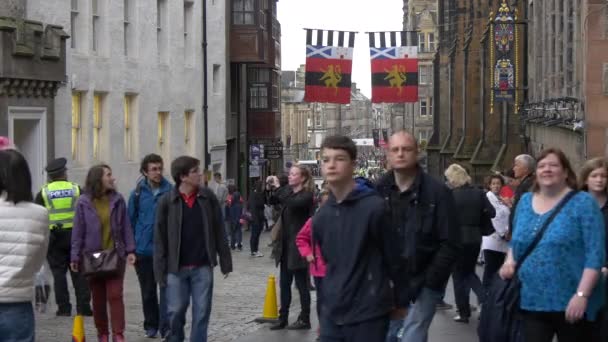 Mensen Die Wandelen Royal Mile Edinburgh — Stockvideo