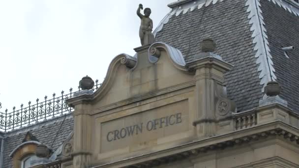 Een Jongen Beeldhouwkunst Crown Office Gebouw Edinburgh — Stockvideo