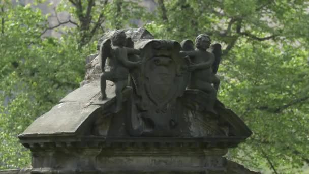 墓碑の上に天使の彫刻 — ストック動画
