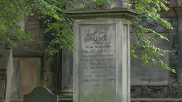 Pierre Tombale Gravée Dans Cimetière — Video