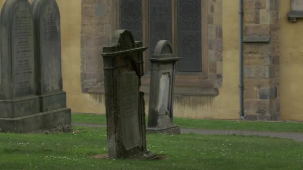 墓地にある古い墓石 — ストック動画