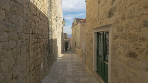 Una Calle Estrecha Entre Edificios Piedra — Vídeos de Stock