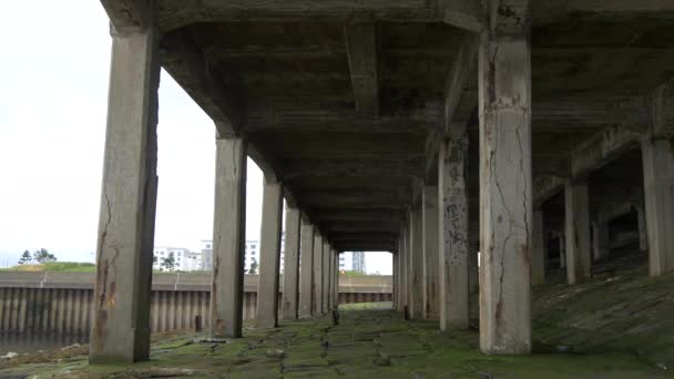 Rânduri Stâlp Beton Lângă Apă — Videoclip de stoc