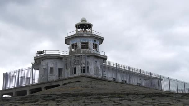 Terk Edilmiş Eski Bir Deniz Feneri — Stok video