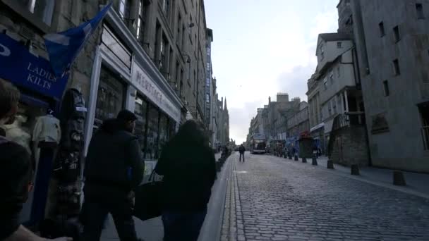 Mensen Die Langs Winkels Lopen — Stockvideo