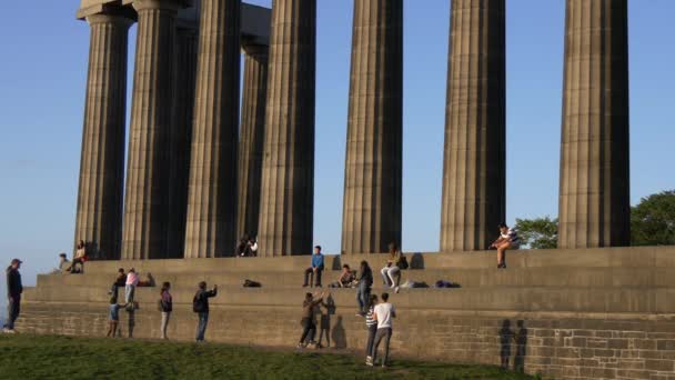 Taking Pictures Sitting Column Monument — Vídeo de stock