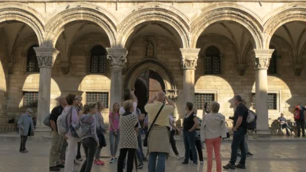 Toeristen Voor Palace Sponza Dubrovnik — Stockvideo