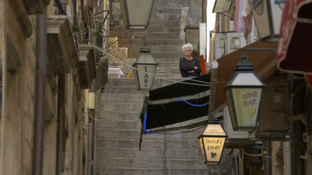 Merdivenlerde Oturan Yaşlı Bir Kadın — Stok video