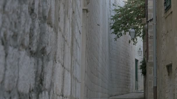 Алея Між Високими Кам Яними Стінами — стокове відео