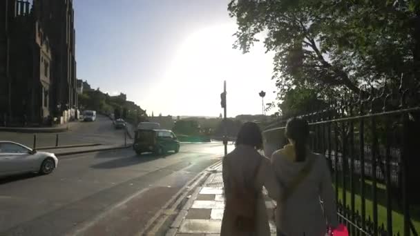 Duas Mulheres Andando Uma Calçada — Vídeo de Stock