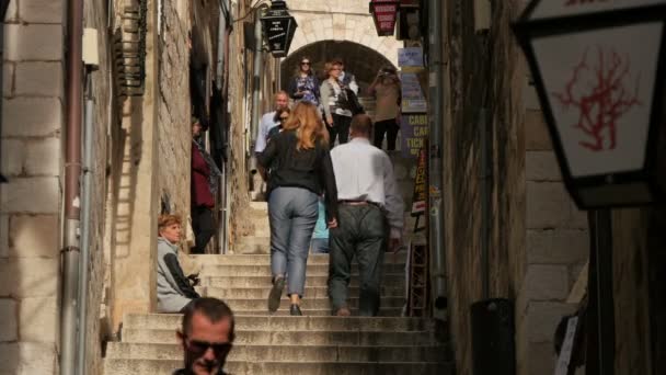 在狭窄街道的楼梯上的人 — 图库视频影像