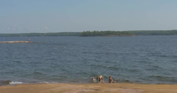 Дети Выходят Озера — стоковое видео