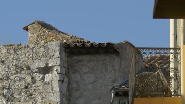 Steinmauer Mit Dachziegeln — Stockvideo