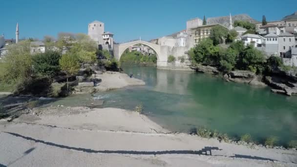 モスタルのネレトヴァ川の上にあるスタリの空中 — ストック動画