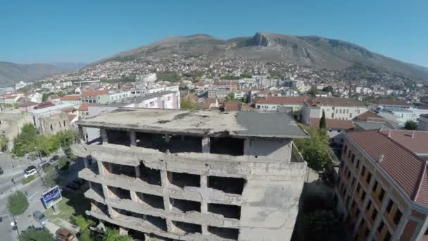 Letecký Záběr Opuštěné Stavby Mostaru — Stock video