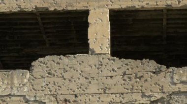 Mostar 'da kurşun delikleri olan bina