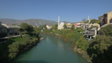 Neretva nehri ve Mostar 'daki nehir kenarındaki binalar.