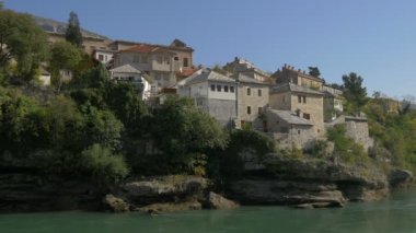 Mostar 'daki kayalık sahildeki evler