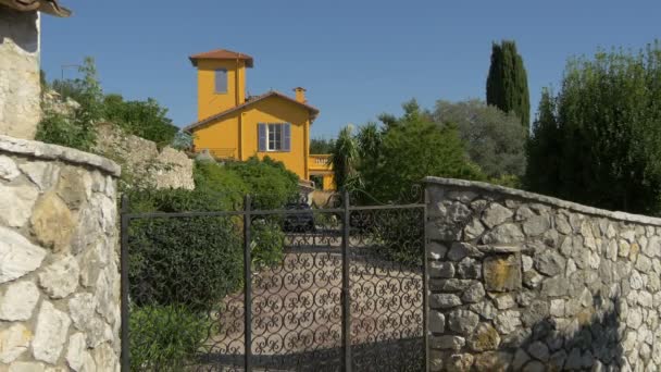 Vence有院子的黄色房子 — 图库视频影像