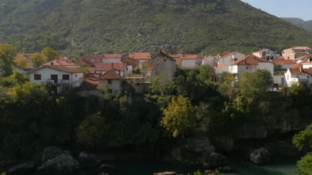 Gebouwen Langs Rivier Mostar — Stockvideo