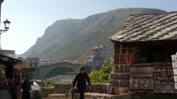 Uppehåll Med Souvenirer Kujundziluk Gatan Mostar — Stockvideo