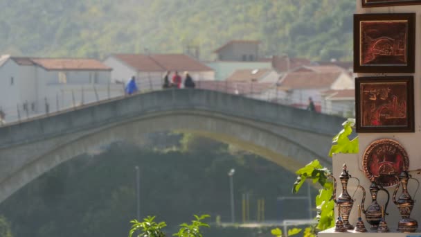 Recuerdos Una Tienda Cerca Stari Most Mostar — Vídeo de stock