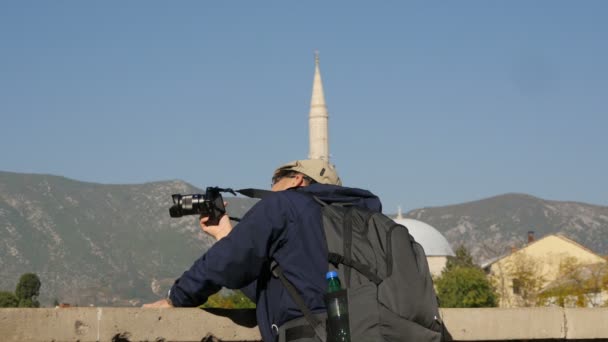 モスタルで写真を撮る男 — ストック動画