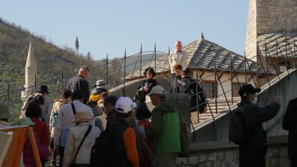 Touristen Stari Most Und Beim Fotografieren Mostar — Stockvideo