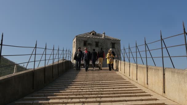 Caminhando Nas Escadas Stari Most Mostar — Vídeo de Stock