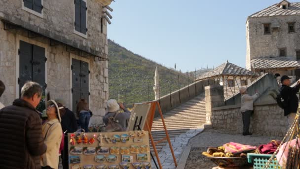 Turistas Asiáticos Admirando Lembranças Mostar — Vídeo de Stock