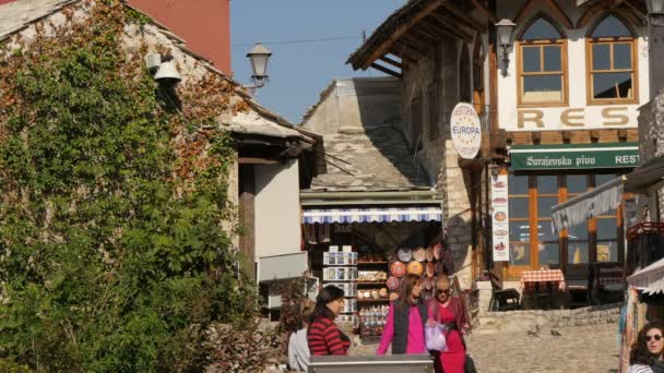 Tiendas Recuerdos Calle Mala Tepa Mostar — Vídeo de stock