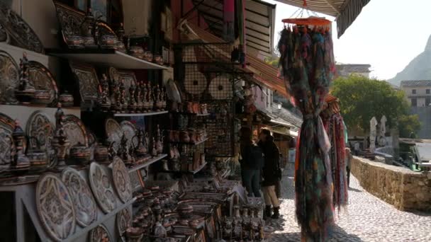 Mostar Daki Kujundziluk Caddesinde Hediyelik Eşya Tezgahı — Stok video