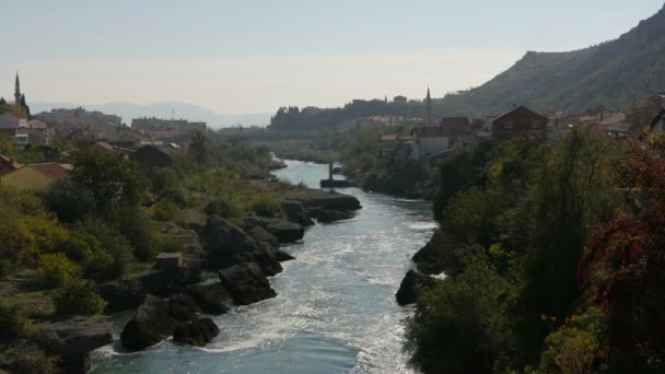 Rio Neretva Fluindo Longo Cidade Mostar — Vídeo de Stock