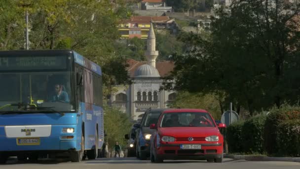 Auto Een Bus Bij Moskee Mostar — Stockvideo